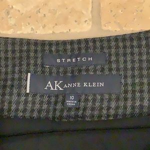 Anne Klein Skirt, Size 10, 26 inches long, black/grey herringbone pattern